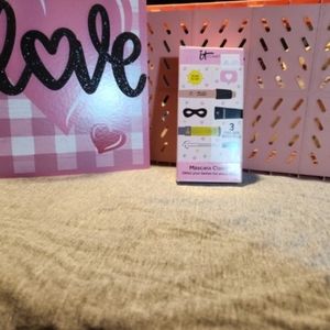 Make up mascara by itCOSMETICS its a 3pk of 3 different types of blacks